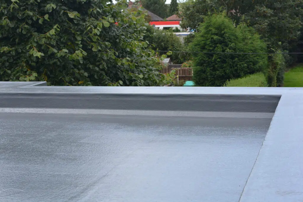 How to insulate a flat roof? fibreglass for roofs